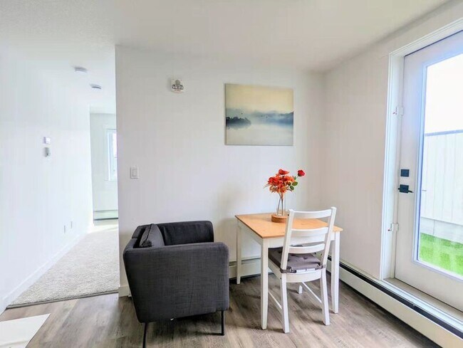 Building Photo - 10882-10898 98 St NW