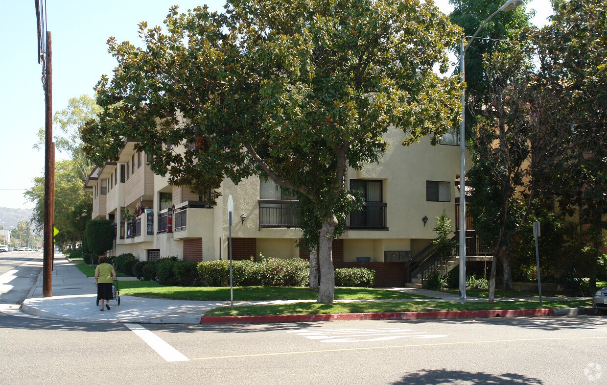 Foto principal - 800 E Wilson Ave