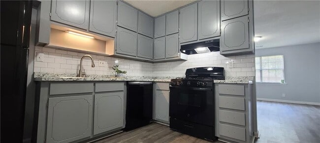Building Photo - 8460 Pineland Dr