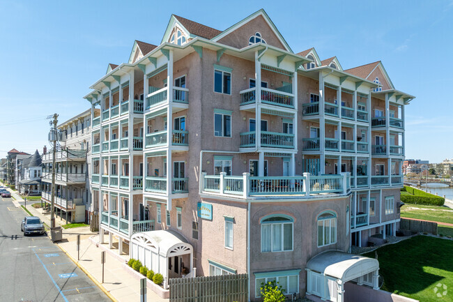 Building Photo - La Pierre Condominiums