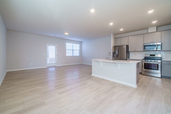 Foto del edificio - Almost New End Unit Townhome in desirable Chateau community