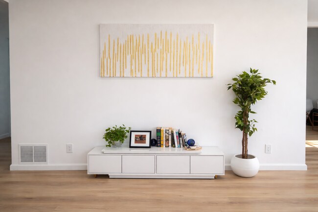 Sala de estar minimalista diseñada para que te relajes - 5860 Hazeltine Ave