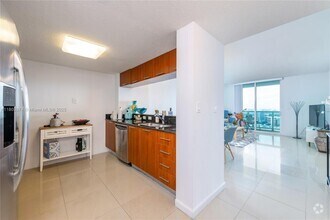 Building Photo - 1800 N Bayshore Dr