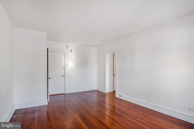 Building Photo - 6024 Larchwood Ave