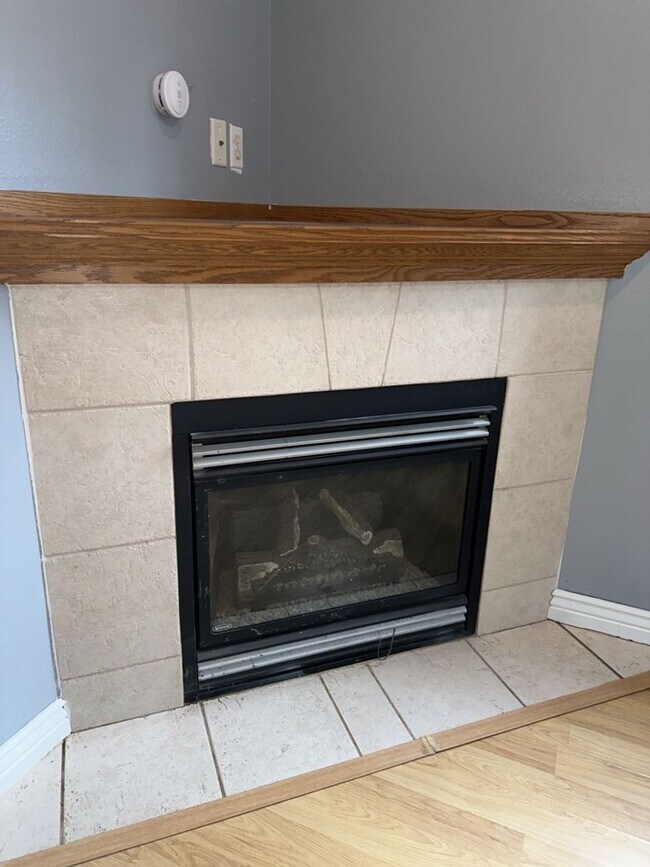 Building Photo - Spacious 3 Bed, 2.5 Bath Home with Fully Fenced Backyard and 2 Car Garage!