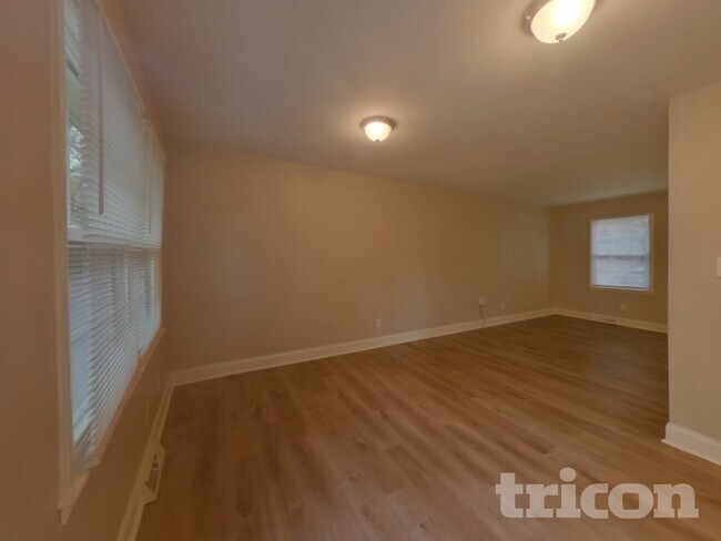 Foto del edificio - 6809 Cardigan Ave