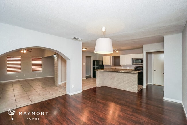 Building Photo - 455 Maplewood Ln