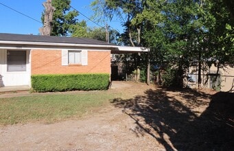 Building Photo - 1609 Southpoint Dr