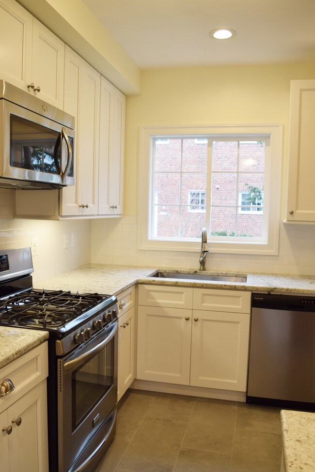 Foto del edificio - 3326 Gunston Rd