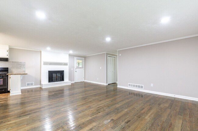 Building Photo - Move In Ready 3bd/2ba - Pool Paradise