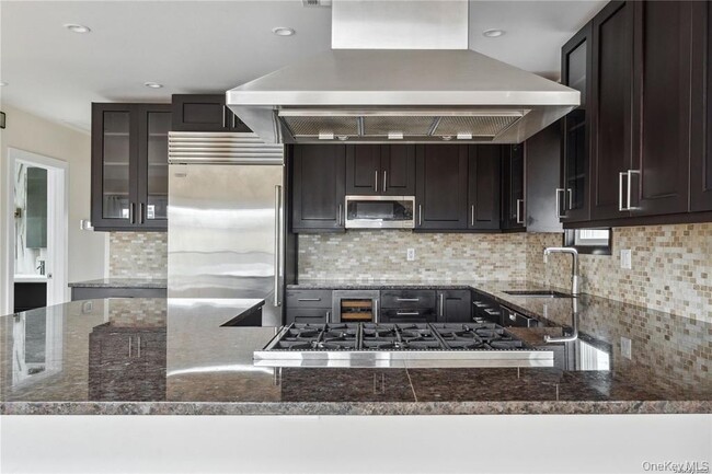 Building Photo - 225 E Walnut St