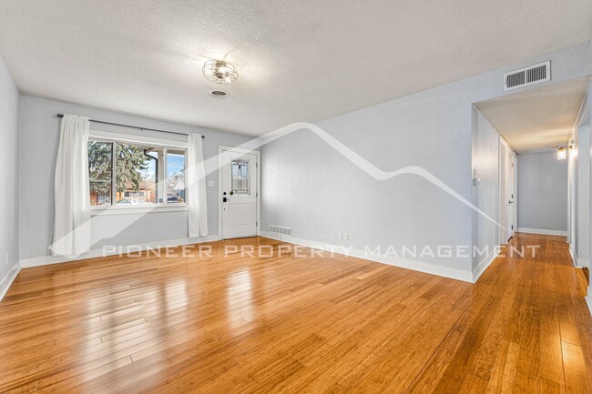 Building Photo - Modern Home with Washer/Dryer and Fenced Yard