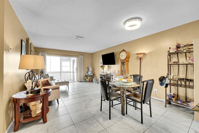 Building Photo - 2769 Ashley Dr W