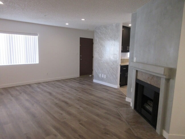 Building Photo - *Reduced* 2 bedroom Canoga Park condo with stackable washer and dryer provided!