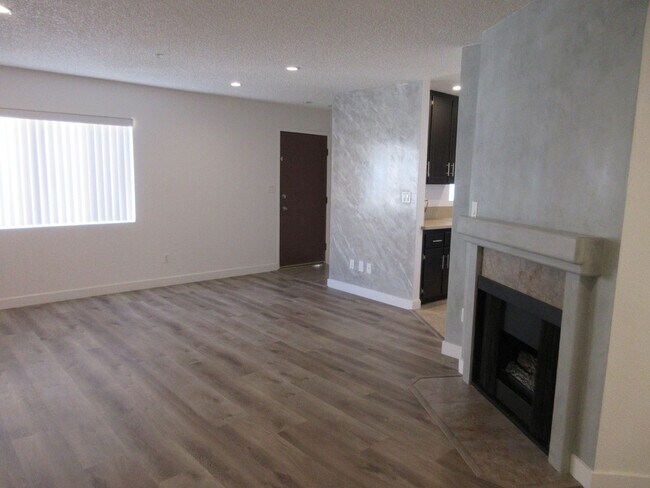 Foto del edificio - *Reduced* 2 bedroom Canoga Park condo with stackable washer and dryer provided!