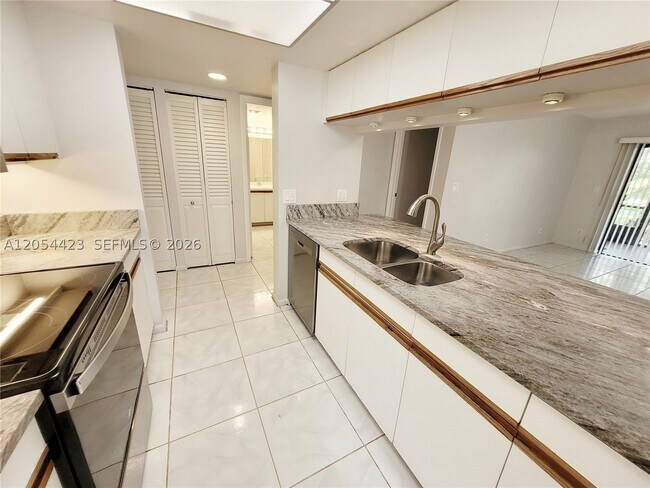Building Photo - 7523 Greenlake Dr