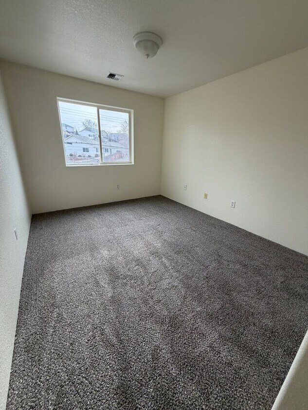 Building Photo - Newly Renovated 2 Bedroom, 1.5 Bathroom Duplex - Located near Sky Lakes and Oregon Tech!