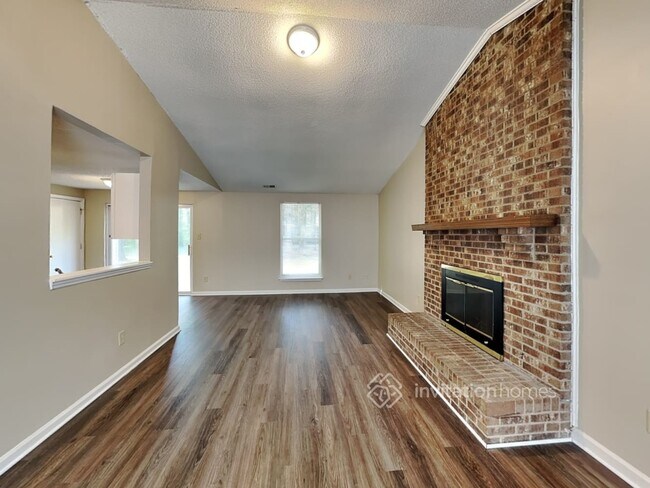 Foto del edificio - 5625 Running Wood Ln