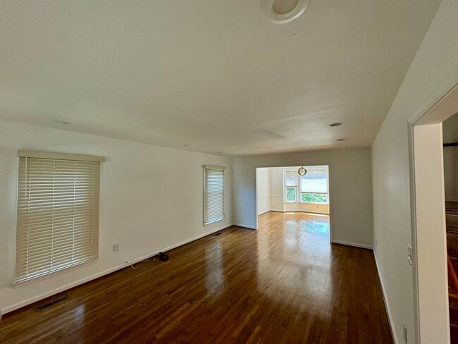 Building Photo - 28 Hollyberry Ct