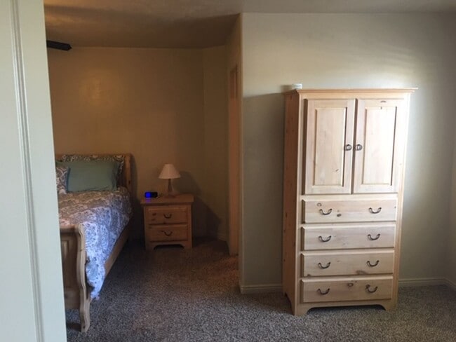 Foto del edificio - Roomy townhome