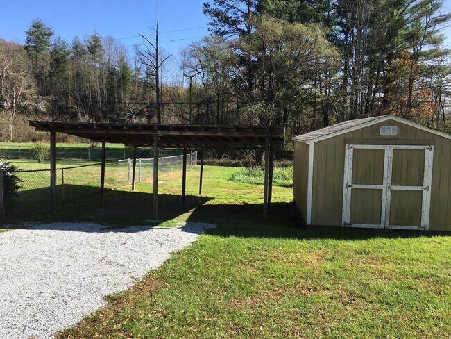 Foto del edificio - 4568 Old Clear Creek Rd