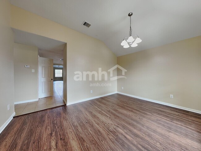 Foto del edificio - 5847 Plantation Forest Dr