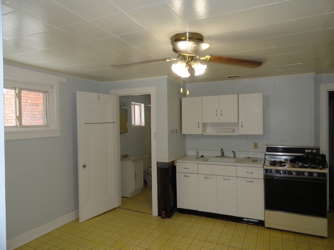 131 Brownsville Rd, Mount Oliver, PA 15210 Room for Rent in Mount