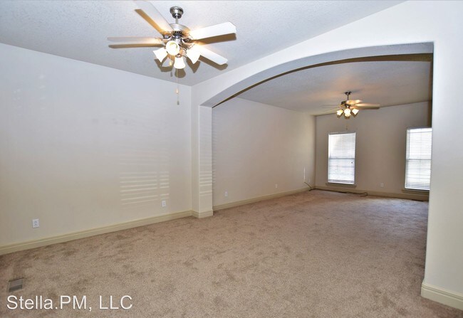 Building Photo - 1008 S Gate Cir