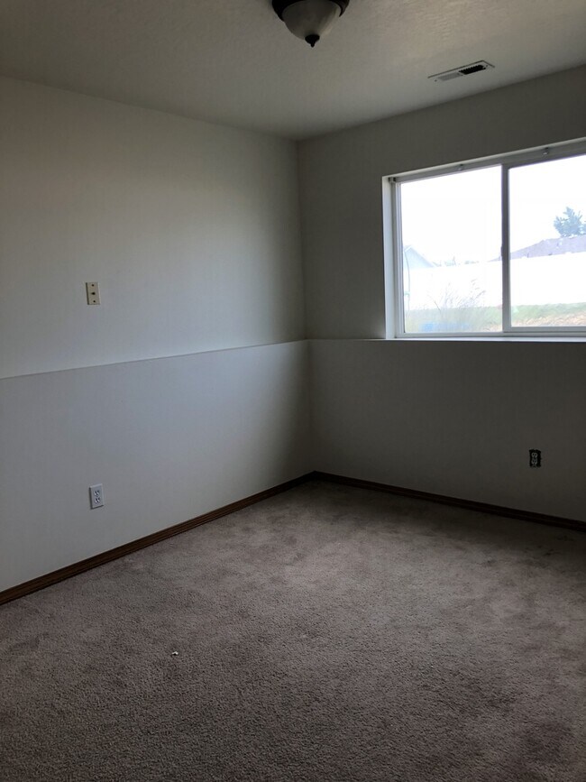 Foto del edificio - New paint! 4 Bedroom in West Pasco close to Maya Angelou Elementary!