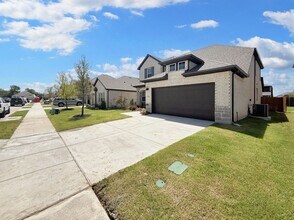 Building Photo - 715 Roanoke Dr