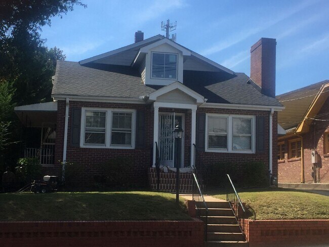 Building Photo - 5 Bedroom 3.5 Bath Brick home in Downtown ...