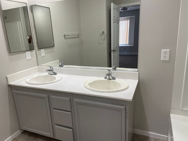 Building Photo - Spacious 2-Story Townhome in Gated Communi...