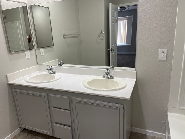 Foto del edificio - Spacious 2-Story Townhome in Gated Communi...
