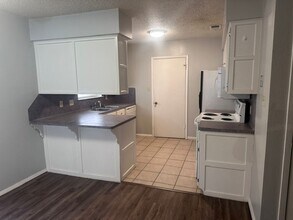 Building Photo - 512 Rosedale Dr