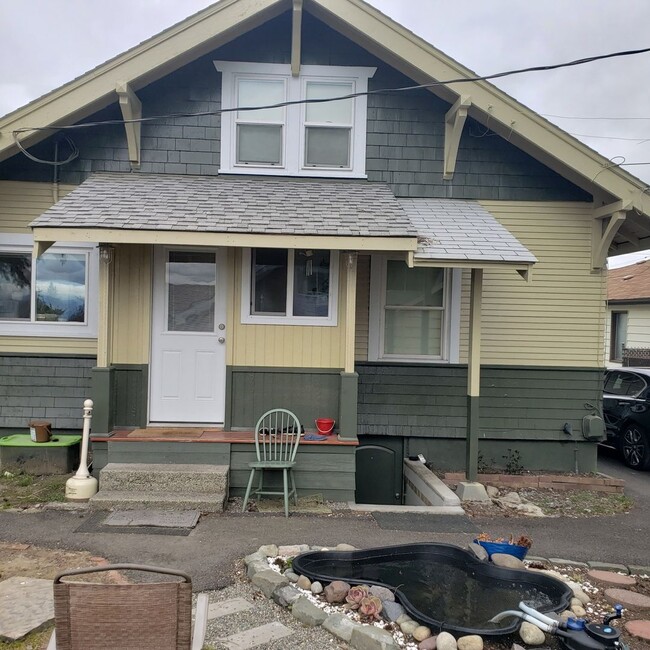 Foto del edificio - Charming 2BR Duplex in Tacoma