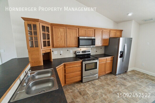 Building Photo - 942 E Nora Ave