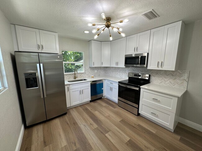 Foto del edificio - Beautiful 2 bedroom 1 bathroom newly remod...