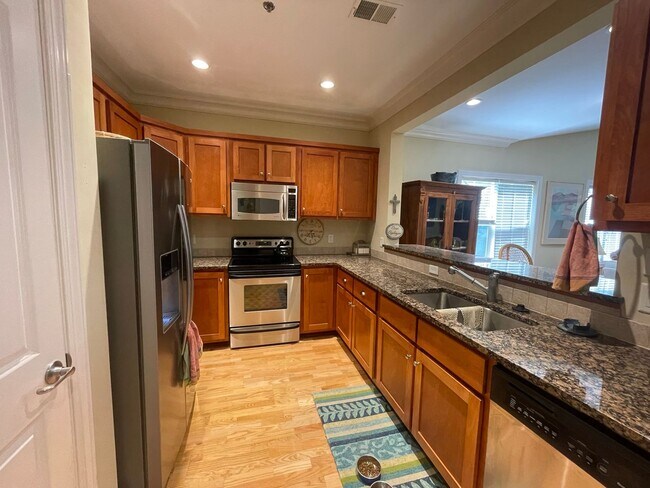 Foto del edificio - Three Bedroom Epps Bridge Condo Available!