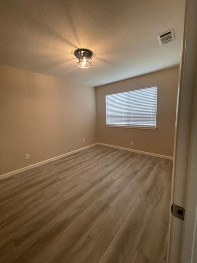 Building Photo - For Rent: Beautifully Updated 3-Bedroom Ho...