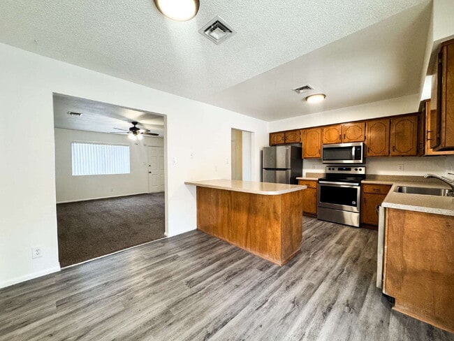Foto del edificio - "Centrally located 3 bedroom, 2 bathroom H...