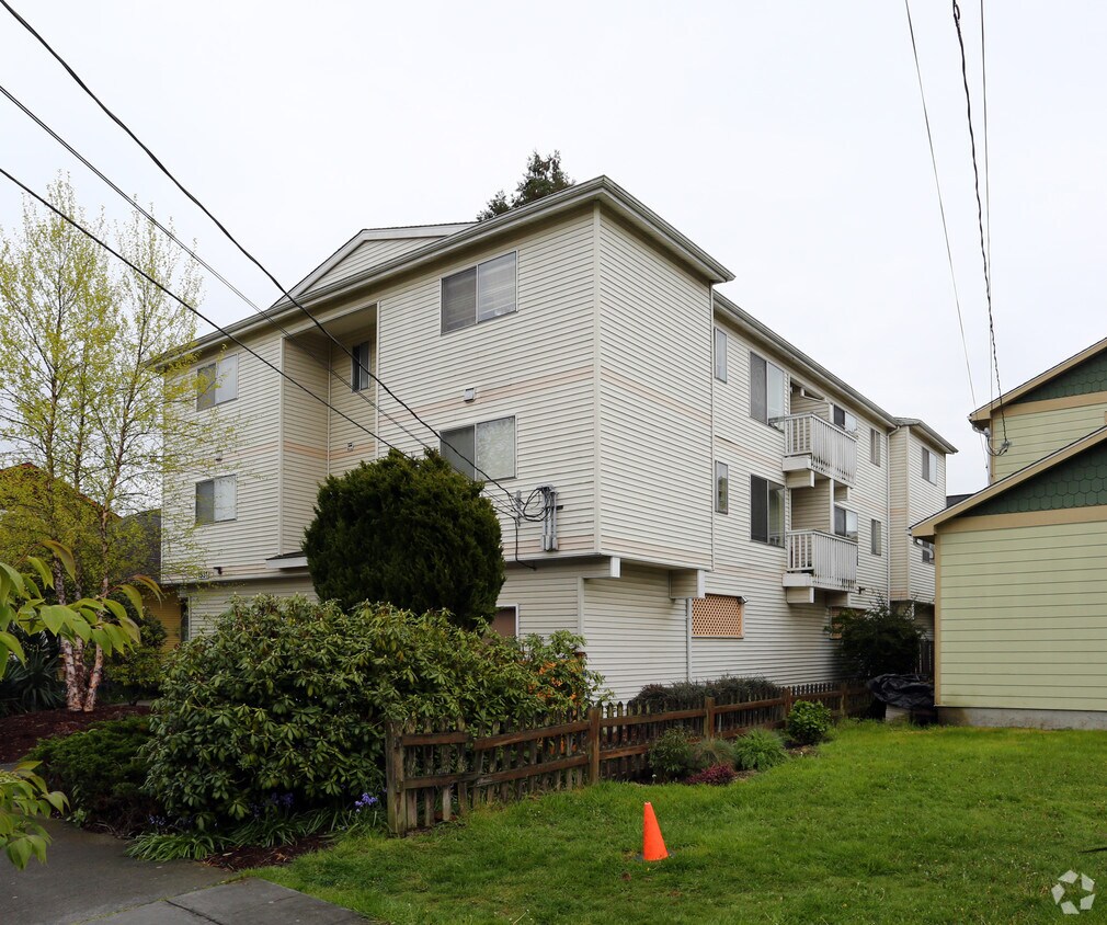 Building Photo - 1531 Apartments