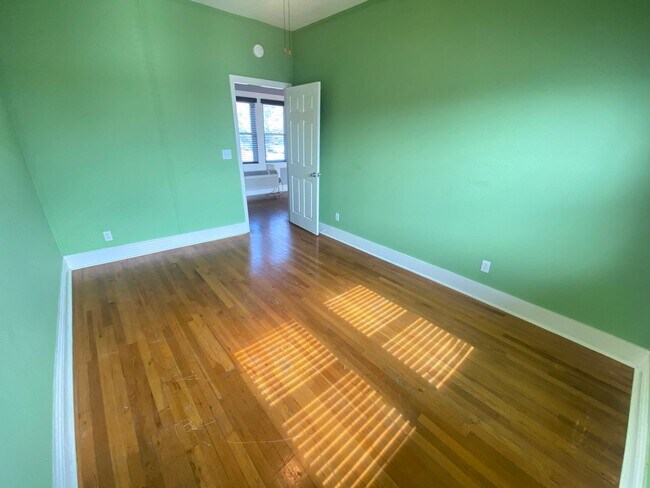 Building Photo - 306 Doss Ave