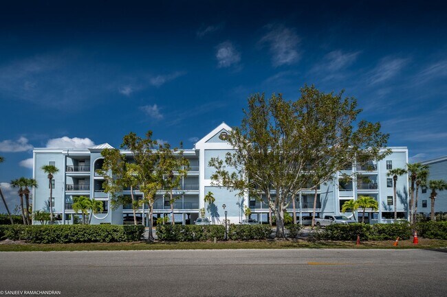 Foto del edificio - PRICE DROP! EXECUTIVE WATERFRONT CONDO ON ...
