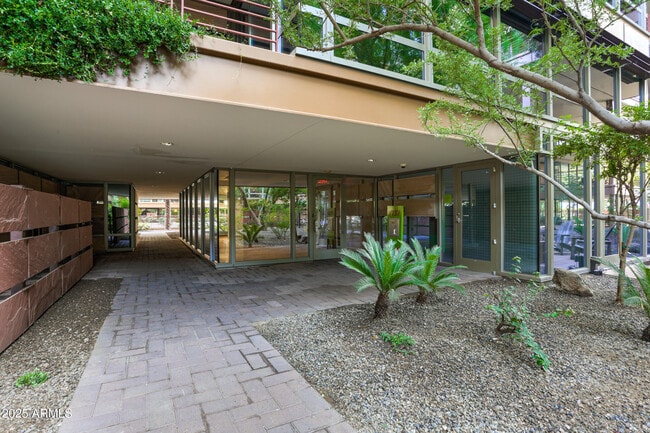 Foto del edificio - 7137 E Rancho Vista Dr