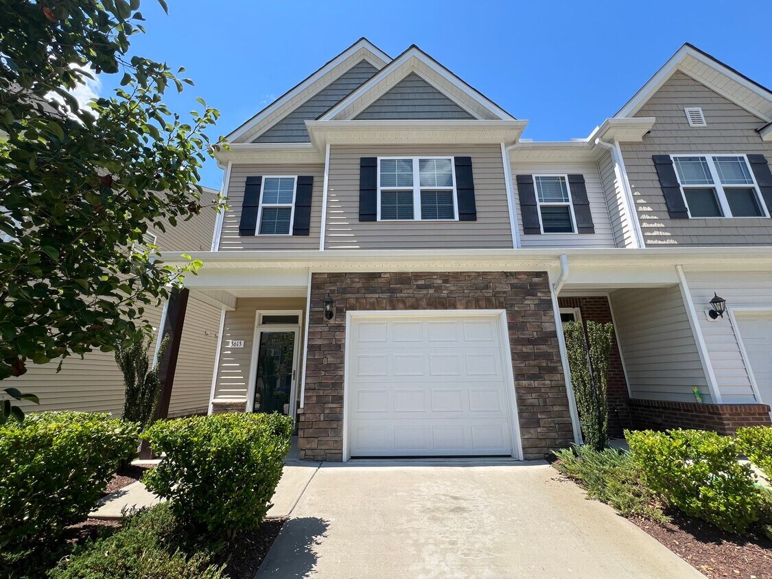 Foto principal - Newly Remodeled 3BD, 2.5BA Raleigh Townhom...