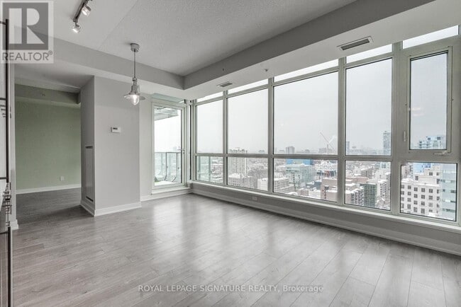 Photo du bâtiment - 199 Richmond St W