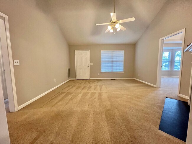 Foto del edificio - 3 Bedroom 2 Bathroom Home w/ Garage on One Level