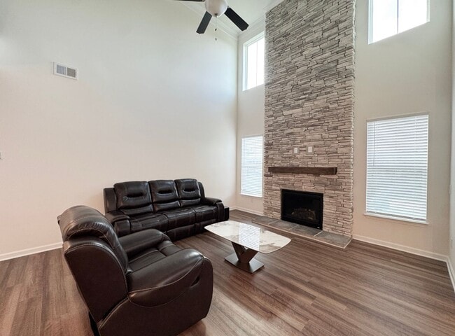 Building Photo - 612 Columbus Cir