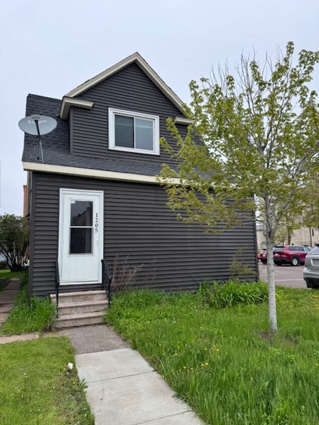 Primary Photo - AVAILABLE June 2025 - 3 Bedroom, 1 Bath in...