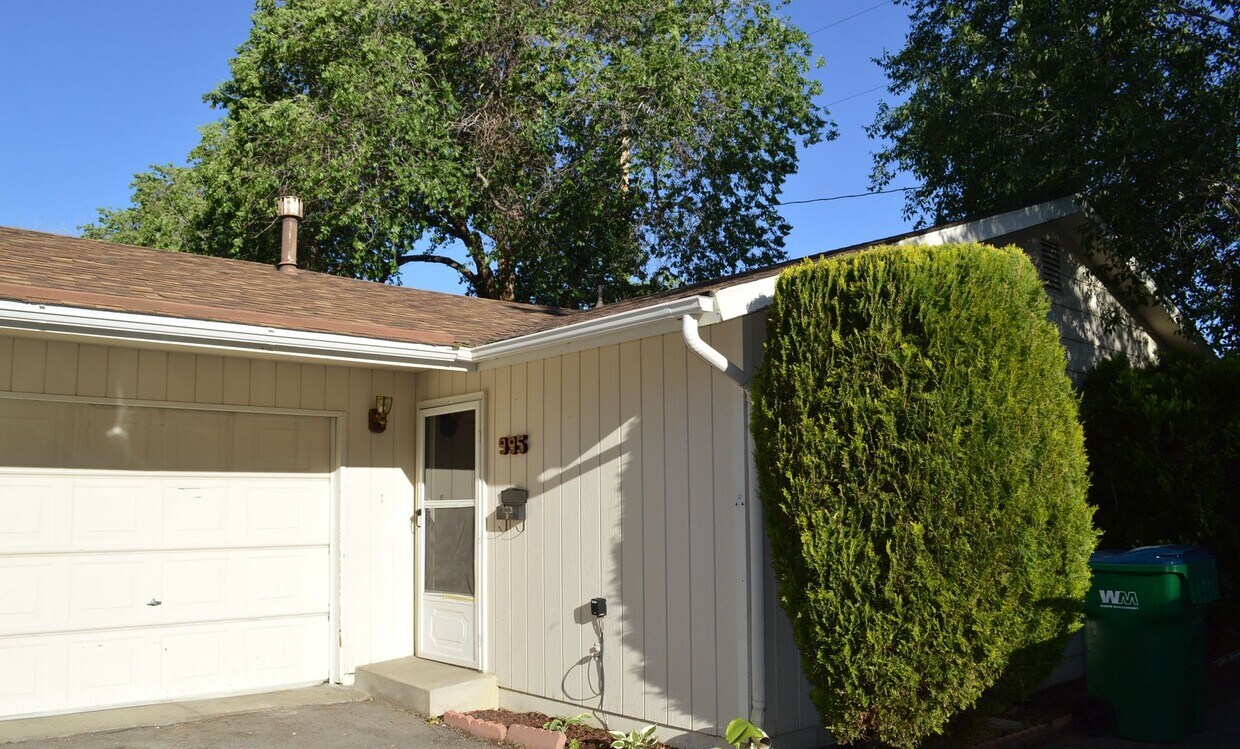 Primary Photo - Charming 2 bedroom, 1 bath Duplex with a 1...